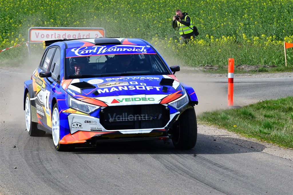 Simon Vallentin kørte lige til grænsen af det mulige på den solvarme asfalt og strejfede en jordvold, som tog et stykke af bilens frontspoiler.
(Foto: Morten Dam, Specialpressen)